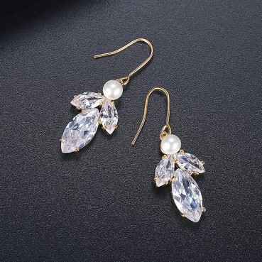 Light leaf winter sweet Korean copper inlaid zircon earrings, personalized fashion pearl female earrings factory wholesale
