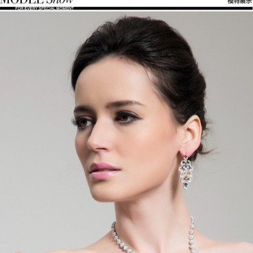 Platinum maple earrings, copper inlaid 3A zircon leaf-shaped bridal dinner earrings, factory wholesale earrings for women