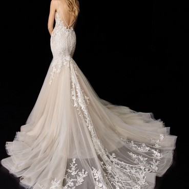 Multi-layered floral embroidered lace short tail wedding dress