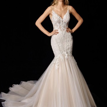 Multi-layered floral embroidered lace short tail wedding dress